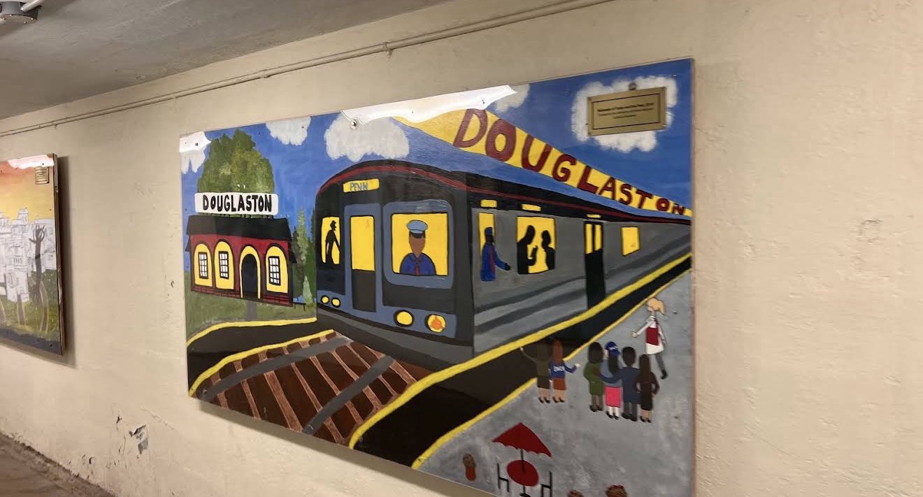 Douglaston 车站壁画:火车