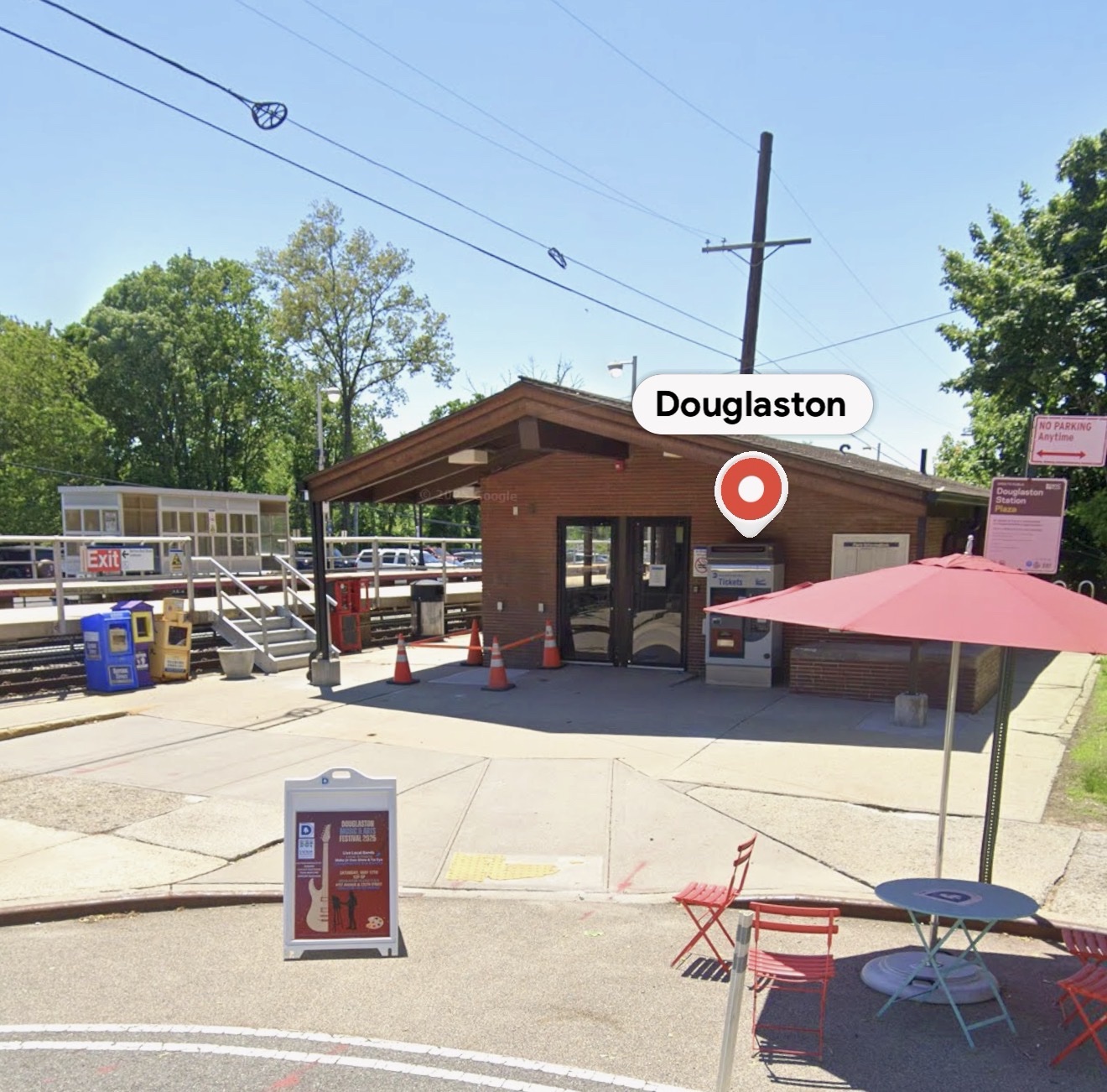 Douglaston 火车站前的小广场