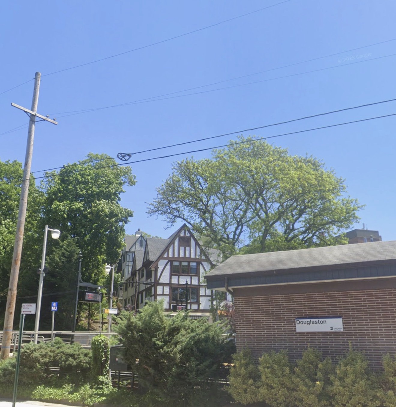Douglaston 车站旁的都铎式老房子