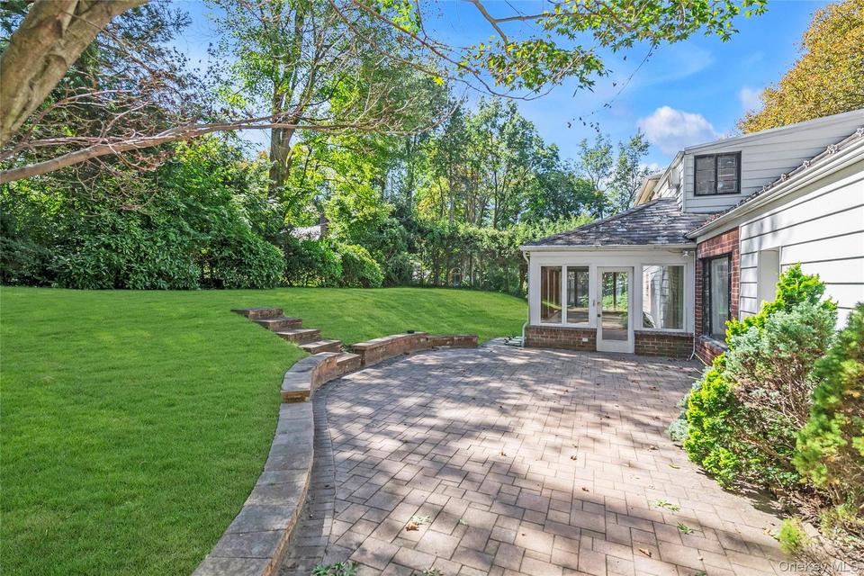 Great Neck (Russell Gardens) $1,788,000 Split-level 独栋 照片 1