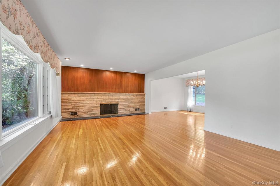 Great Neck (Russell Gardens) $1,788,000 Split-level 独栋 照片 3