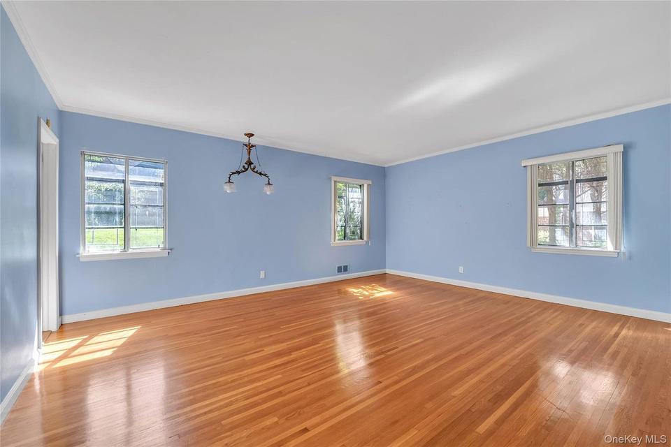 Great Neck (Russell Gardens) $1,788,000 Split-level 独栋 照片 10