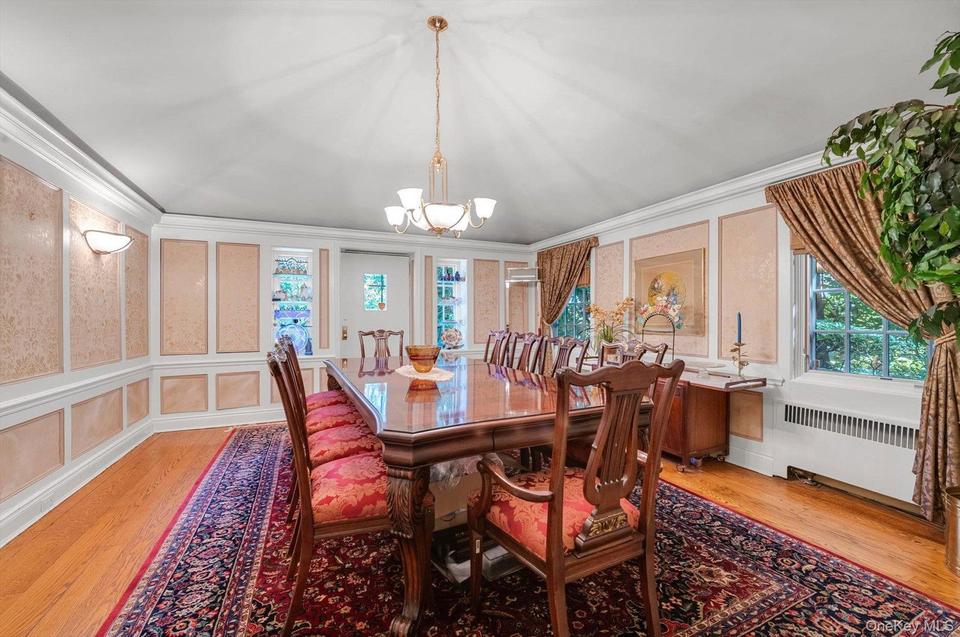 Great Neck (University Gardens) $1,990,000 Tudor 独栋 照片 2