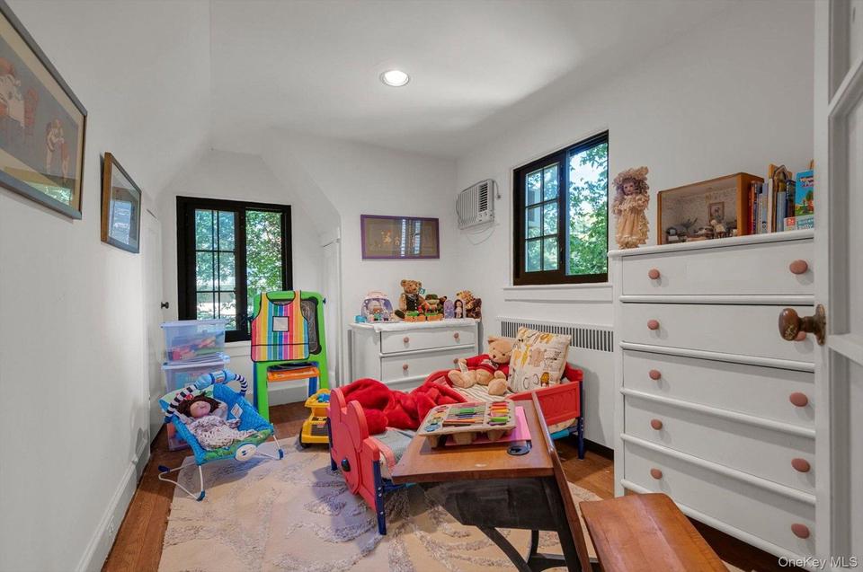 Great Neck (University Gardens) $1,990,000 Tudor 独栋 照片 3