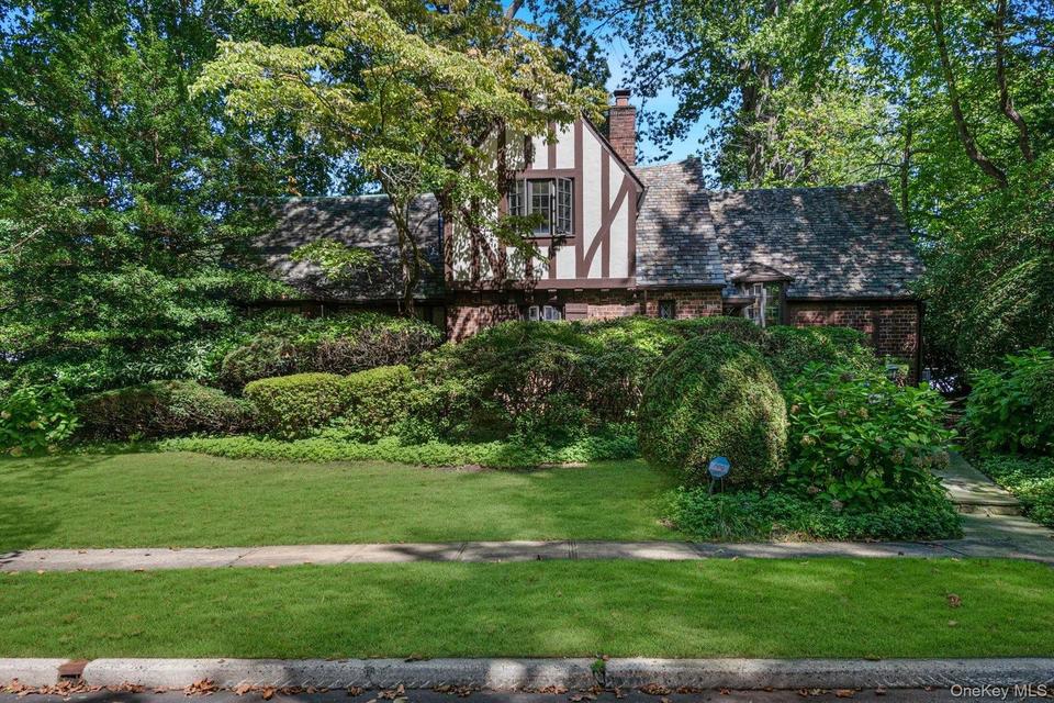 Great Neck (University Gardens) $1,990,000 Tudor 独栋 照片 6