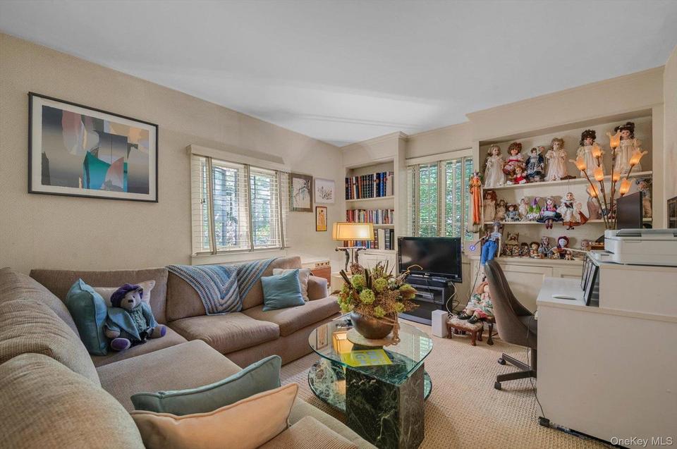 Great Neck (University Gardens) $1,990,000 Tudor 独栋 照片 8