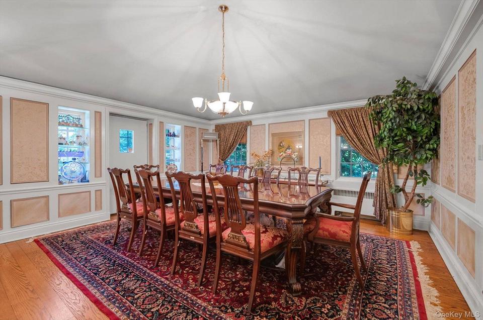 Great Neck (University Gardens) $1,990,000 Tudor 独栋 照片 9