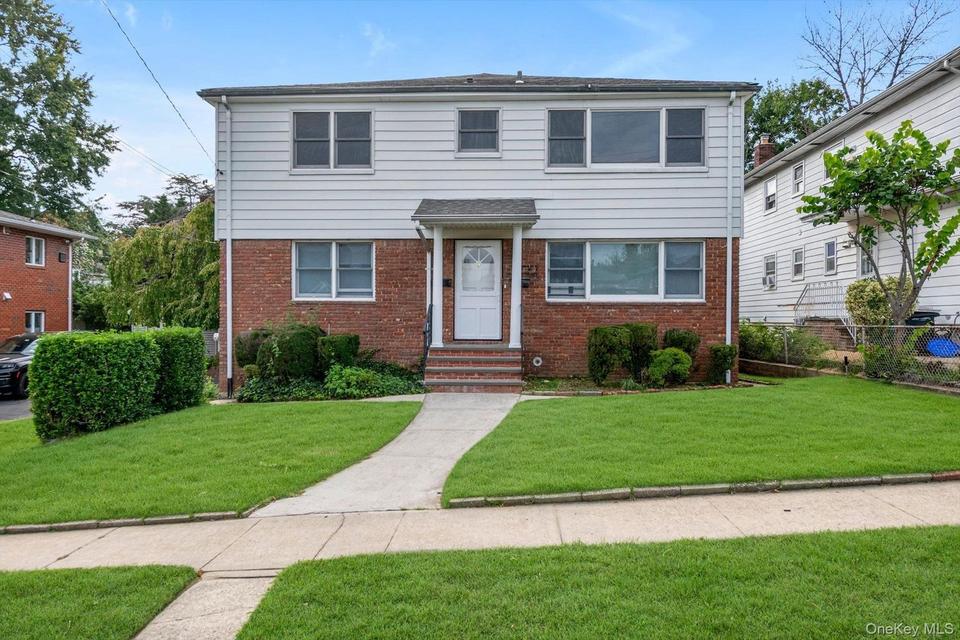 Port Washington (Manorhaven) $1,949,000 合法双拼住宅 照片 1