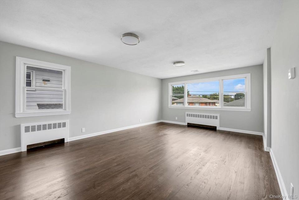 Port Washington (Manorhaven) $1,949,000 合法双拼住宅 照片 2