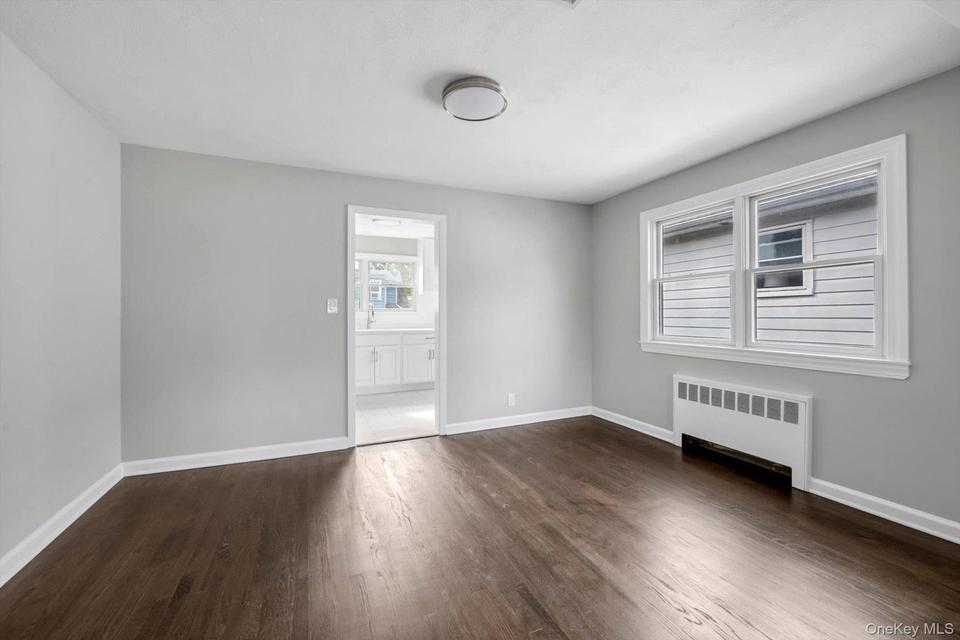 Port Washington (Manorhaven) $1,949,000 合法双拼住宅 照片 3
