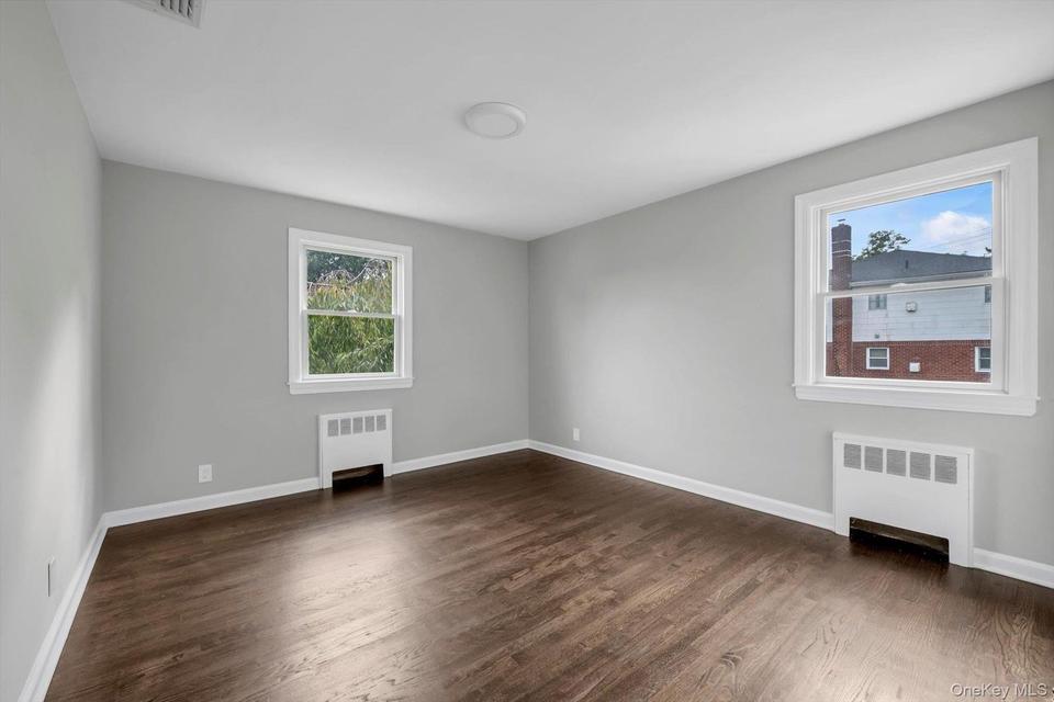 Port Washington (Manorhaven) $1,949,000 合法双拼住宅 照片 8