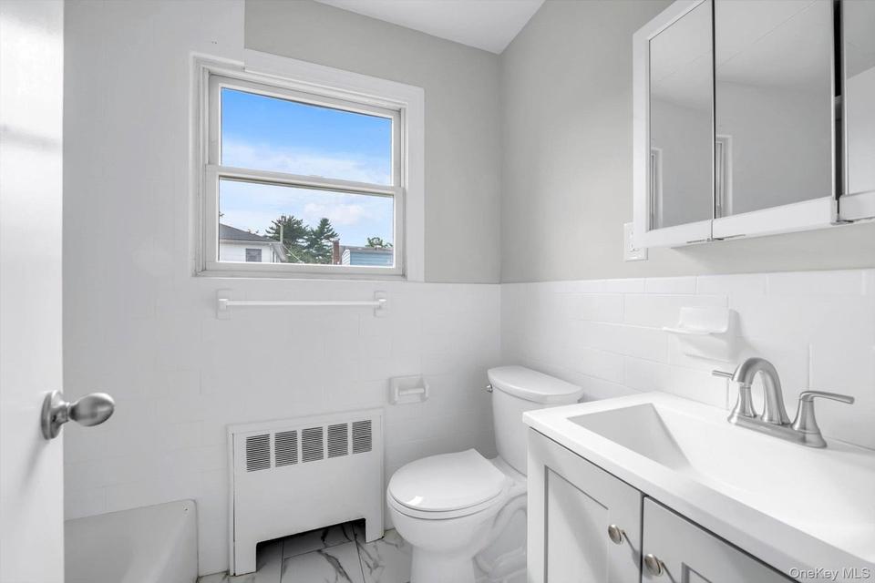 Port Washington (Manorhaven) $1,949,000 合法双拼住宅 照片 9