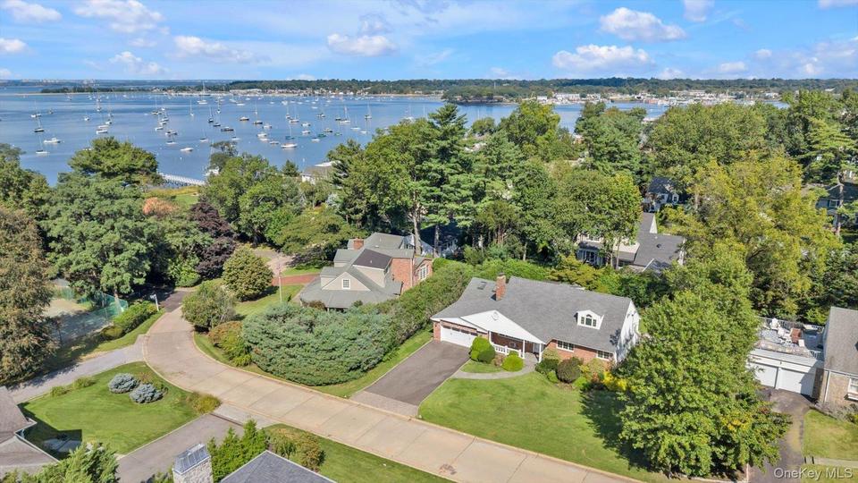 Port Washington (Bayview Colony) $2,050,000 Cape Cod 独栋 照片 1