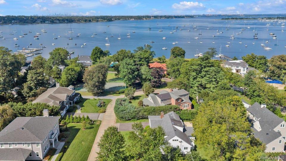 Port Washington (Bayview Colony) $2,050,000 Cape Cod 独栋 照片 3
