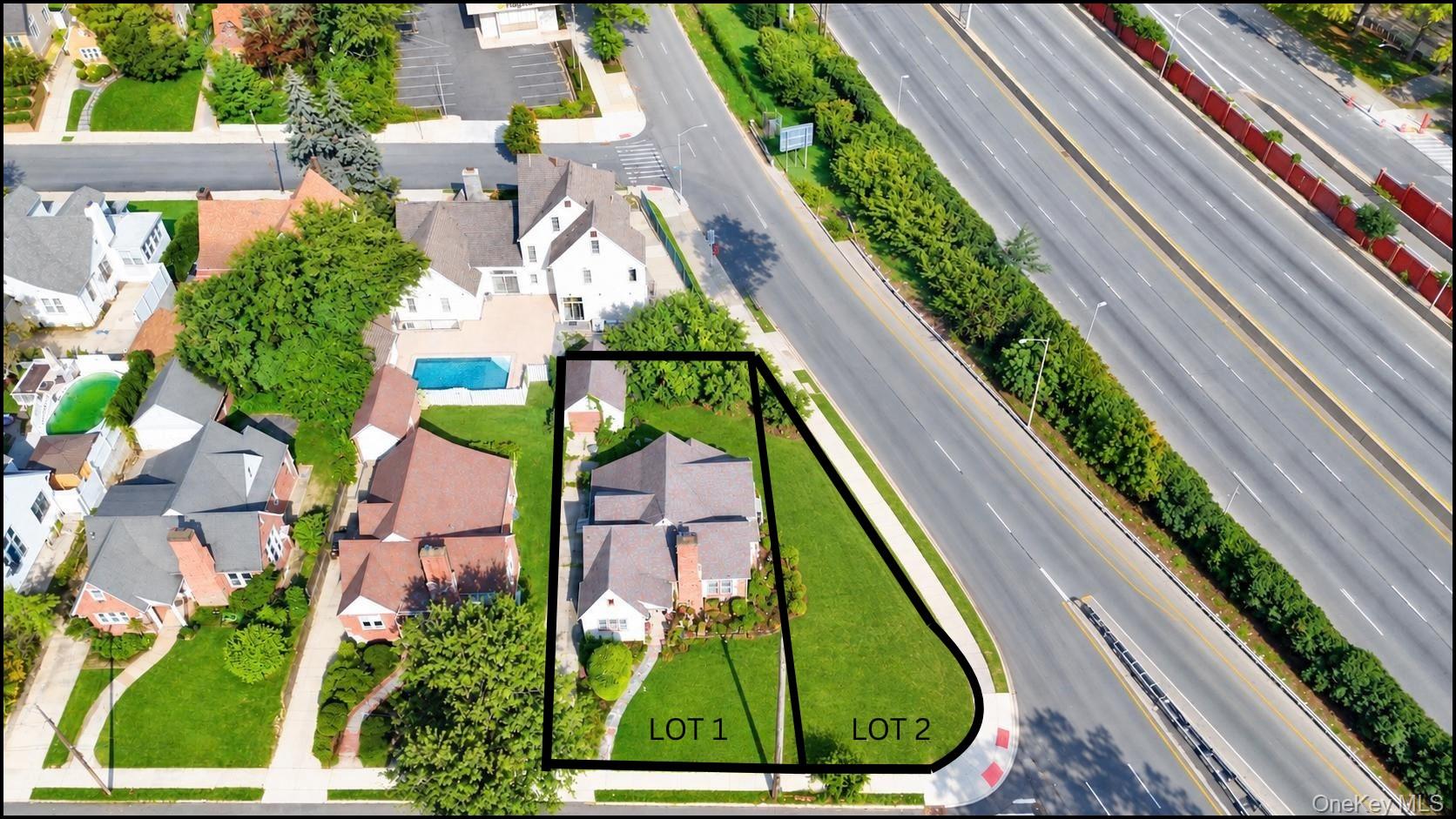 Little Neck $1,080,000 独栋住宅（Expanded Cape） 照片 1