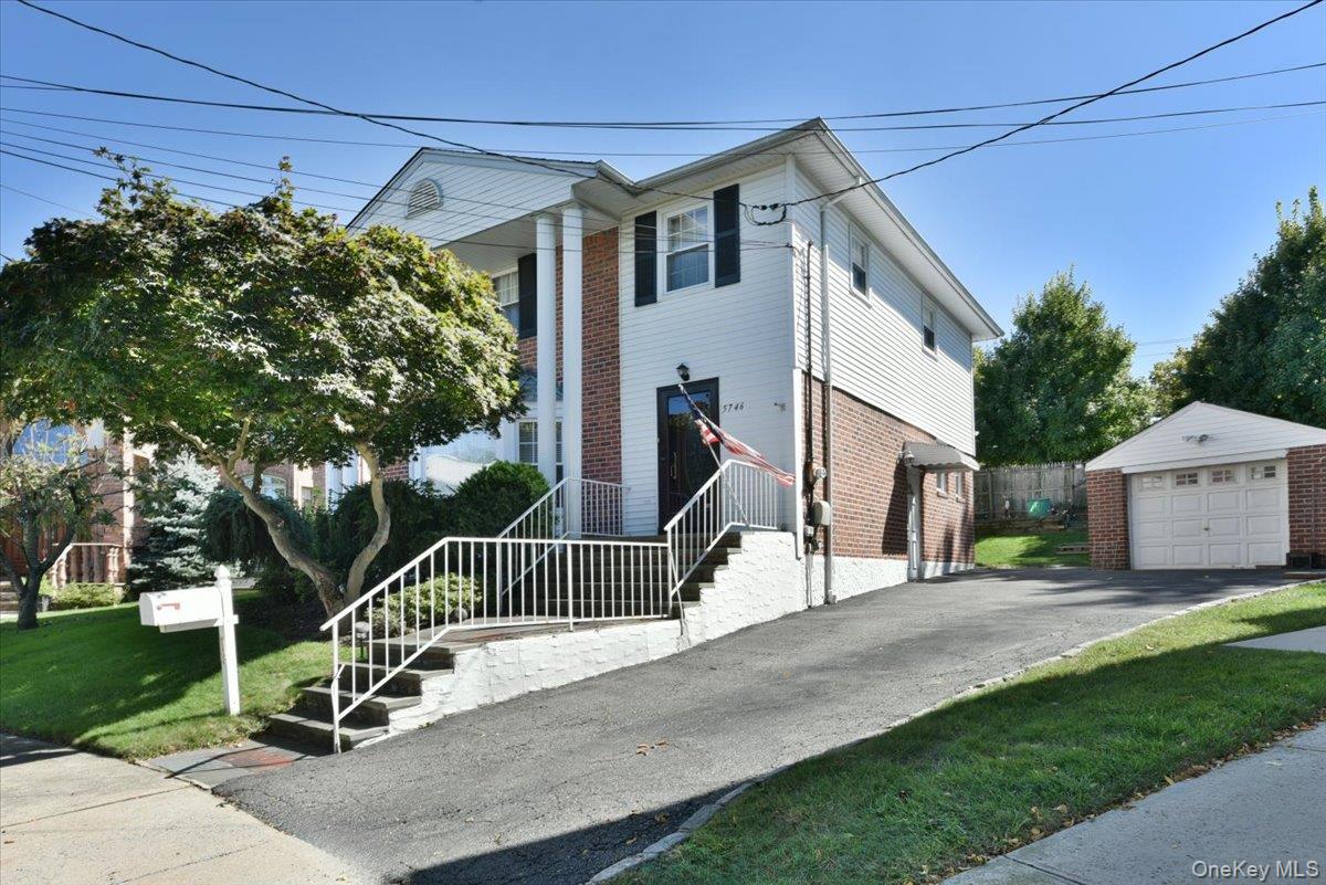 Little Neck $1,355,000 独栋住宅（Colonial） 照片 1