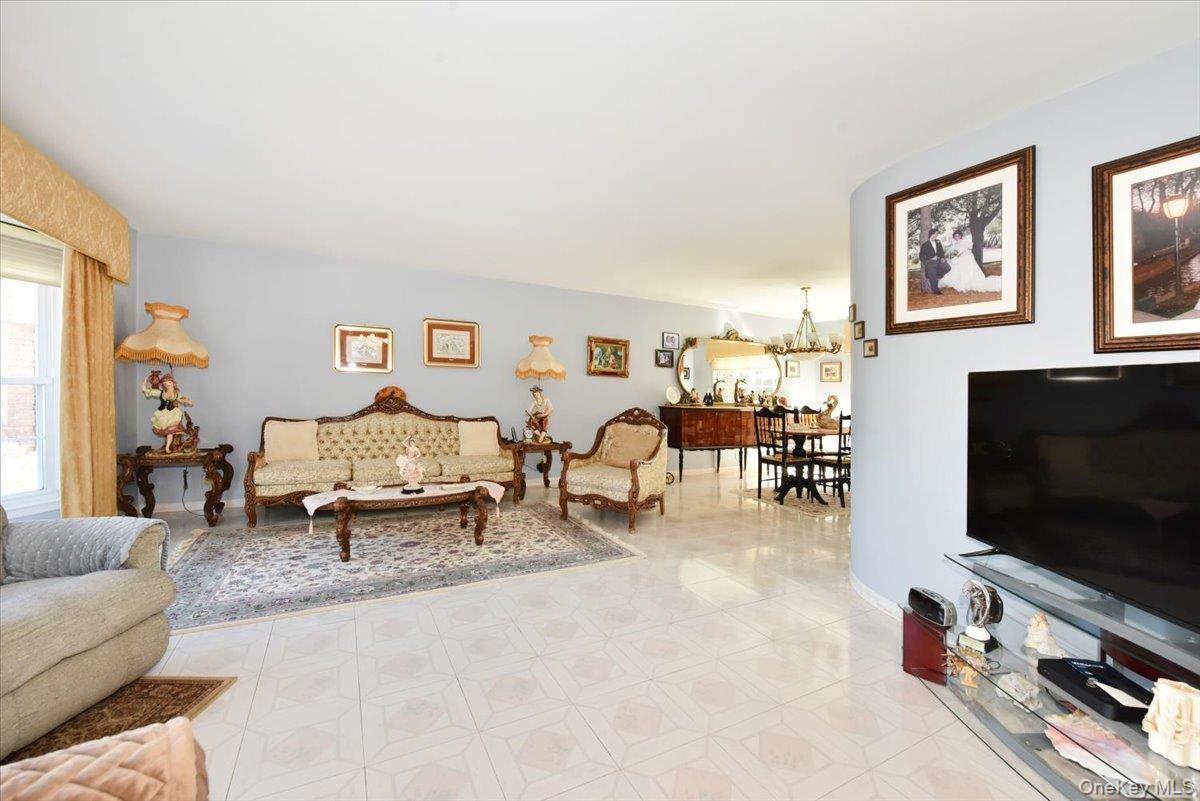 Little Neck $1,355,000 独栋住宅（Colonial） 照片 8