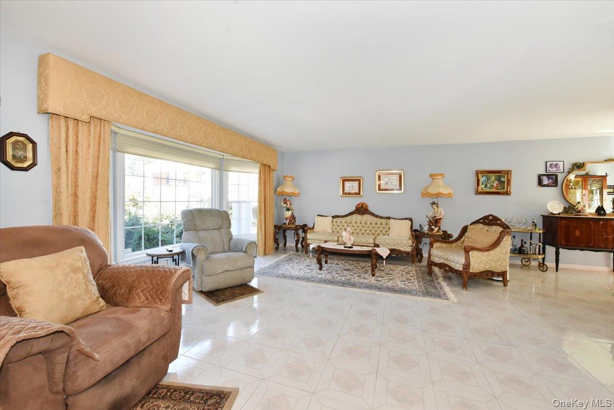 Little Neck $1,355,000 独栋住宅（Colonial） 照片 9