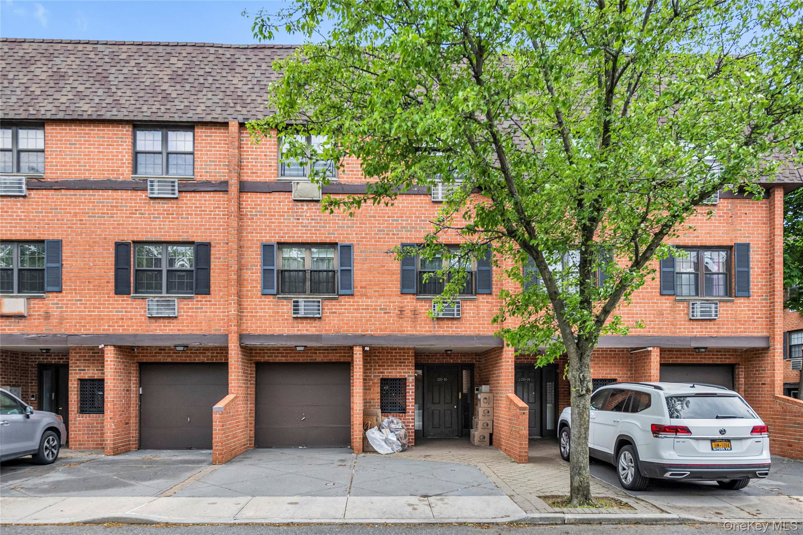 Oakland Gardens $738,000 公寓（Condo） 照片 1