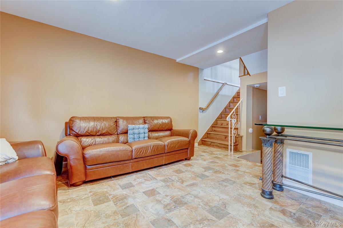 Oakland Gardens $1,249,000 独栋别墅 照片 2