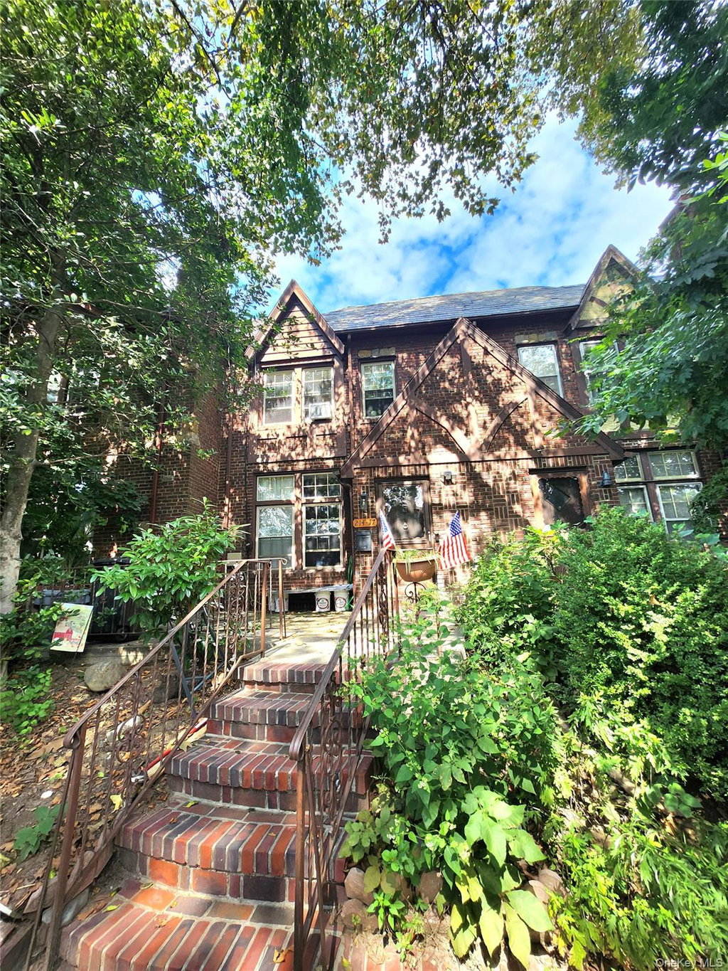 Bayside $968,000 独栋住宅（Tudor 风格） 照片 1