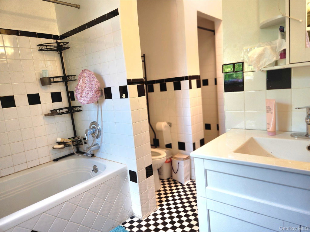 Bayside $968,000 独栋住宅（Tudor 风格） 照片 8